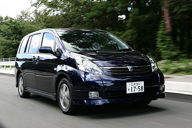 【スペック】プラタナ 1.8:全長×全幅×全高=4640×1710×1640mm/ホイールベース=2785mm/車重=1400kg/駆動方式=FF/1.8リッター直4DOHC16バルブ(132ps/6000rpm、17.3kgm/4200rpm)/価格=210万円(テスト車=254万9400円/SRSサイド&カーテンシールドエアバッグ=8万9250円/アイシス・ライブサウンドシステム(G-BOOK対応DVDボイスナビゲーション付きワイドマルチAVステーション)=34万1250円/ETCユニット=1万8900円)