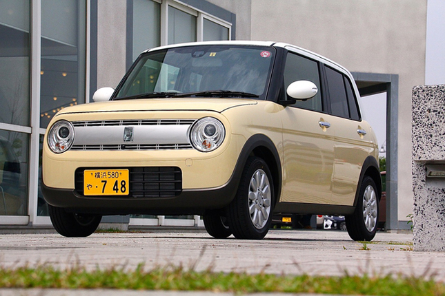 2015年6月に登場した3代目「スズキ・アルトラパン」。初代や2代目とは一線を画す、丸みを帯びたデザインが目を引く。