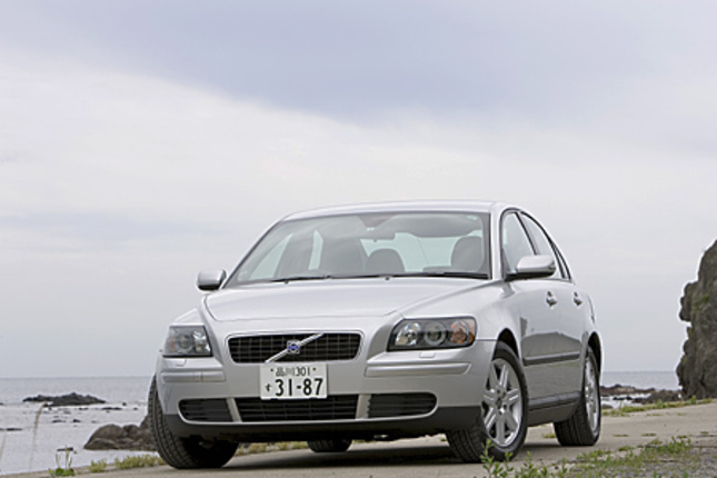 【スペック】S40 2.4:全長×全幅×全高=4470×1770×1450mm/ホイールベース=2640mm/車重=1450kg/駆動方式=FF/2.4リッター直5 DOHC20バルブ(140ps/5000rpm、22.4kgm/4000rpm)/価格=346万5000円(テスト車=372万7500円/レザーパッケージ=26万2500円)