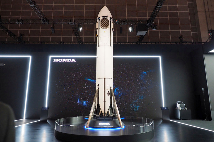 2025年6月に北海道大樹町で離着陸実験を行った「ホンダ・サステナブルロケット」。ホンダブースには実際の実験機が展示されている。