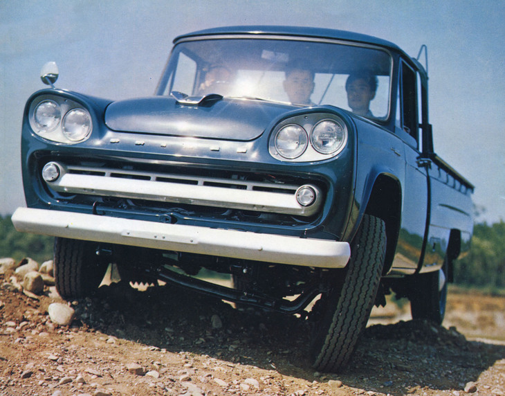 「ジュニア」を「日産セドリック」、「スタウト」を「トヨペット・クラウン」とするならば、それらと同級の「プリンス・グロリア」に相当するのが1961年に登場した「プリンス・スーパーマイラー」。ライバルと同じく1.9リッター直4エンジンを搭載していた。