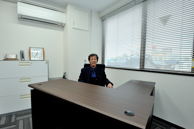後編では、華創日本(神奈川県厚木市)の様子を中心に紹介したい。ここは同社の最上階にある水野氏のデスク。日本と台湾を頻繁に行き来しており、「座っている暇がない」そうだ。