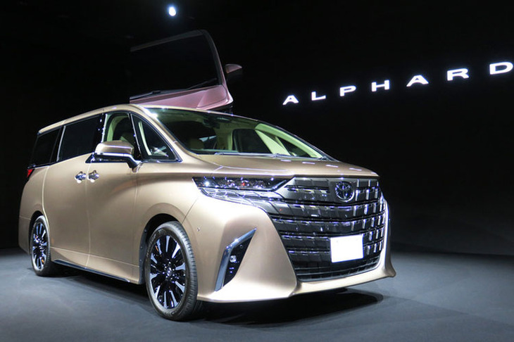 2023年6月に発売された、新型「トヨタ・アルファード」。ガソリンエンジン車とハイブリッド車がラインナップされており、今後プラグインハイブリッド車の追加も予定されている。