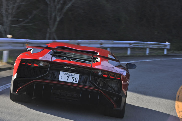 試乗車のボディーカラーは「SV」向けに用意された「ロッソ・ビア」(グリッターレッド)。