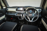 左右を横断する2本のパイプフレームをモチーフにしたというインテリア。ワイドなイメージを持たせることで、広さを演出している。