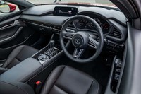 コックピットは、3眼デザインのメーターや左右のエアコンルーバーをシンメトリーに配置。ステアリングホイールは先代モデルよりもスポークを細くし、垂直に立てているという。テレスコピックの調整幅を前後に先代比で10mmずつ拡大し、合計で70mmを確保している。