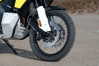 足元の仕様は、チューブレススポークホイールにピレリのデュアルパーパスタイヤの組み合わせ。タイヤサイズは前が90/90R21、後ろが150/70R18だ。