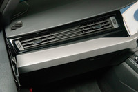 助手席側ダッシュボードの全面に設けられたように見えるエアコン吹き出し口。初代「A1」や、兄弟車である「ポロ」などには見られない新型A1の特徴となっている。