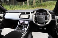 「レンジローバー スポーツSVR」のインテリア。レバー式のシフトセレクターを採用し、ステアリングコラムにはシフトパドルも備わっている。