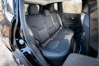 駆動用リチウムイオンバッテリーはリアシートの下部に搭載されている。後席空間への影響は全くない。