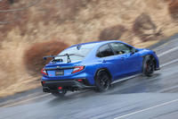 雨が強まる伊豆サイクルスポーツセンターのツイスティーなコースを遠慮のないペースで駆け回っても、ドライ時と変わらない安心感を提供し続けてくれる「S210」のプロトタイプ。小気味いい回頭感も、ベース車にはない走りの見どころだ。