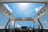 「C4ピカソ シャイン」と「C4ピカソ シャインBlueHDi」には、電動サンブラインド付きパノラミックガラスルーフが標準装備となる。