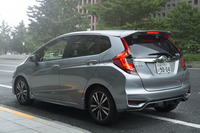 ボディーカラーは、写真の「ルナシルバー・メタリック」を含む全12色が用意される。