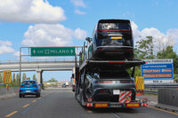 【写真11】BYD系のプレミアムブランド、デンツァの車両を陸送中。左にはMGの姿が。