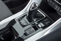 シフトセレクターやドライブモードセレクターは「PHEV」専用のデザイン。プラグインハイブリッドシステムの「チャージ」「キープ」「EV」モードはレバー基部のボタンで設定する。