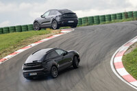 急な上りのコーナーをドリフトしながら駆け上がる。570kgの重いバッテリーを搭載するSUVでありながら、ポルシェの名に恥じぬ操作性を備えているのが感じられた。