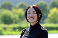 雪国出身で、雪道とスタッドレスタイヤが常に身近な存在だったという伊藤 梓さん。グラフィックデザイナーから自動車雑誌の編集者、そしてフリーランスの自動車ライターへと転身。ラジオパーソナリティーを務めた経験も生かし、自動車関連の動画やイベントなどにも出演している。