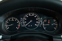 まだデビュー2年目のモデルなので、操作インターフェイスなどに大きな変更はなし。メーターは3眼式で、中央のものがTFT液晶のインフォメーションディスプレイとなっている。