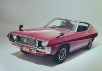 1975年に登場した2代目「シルビア」(S10)。石油危機によりロータリーエンジン搭載がかなわず、仕切り直し後は排出ガス規制が始まって間もない頃とあって、シングルキャブ仕様の1.8リッターSOHCエンジンのみでデビューと、時代に翻弄(ほんろう)された。