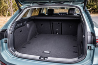 後席使用時の荷室容量は690リッター。後席の背もたれをすべて前方に倒すと、最大1920リッターに拡大することができる。足を差し入れる動作でテールゲートが自動で開閉する「挟み込み防止機能付きパワーテールゲート」も標準で装備されている。