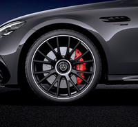 「グラファイトグレー(メタリック)」の車両にはブラックの21インチAMGアルミホイール(鍛造)が組み合わせられる。