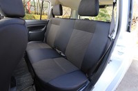 商用車設定のため、リアシートは広くはない。乗車定員は5人。座面下に、ハイブリッド用のニッケル水素バッテリーを配置している。