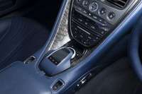 ダイヤルとタッチ操作を組み合わせたインフォテインメントシステムの操作系は、メルセデス・ベンツ車と同じ形状のものを採用している。