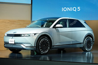 「ヒョンデ・アイオニック5」の駆動用リチウムイオンバッテリーの容量は58kWh、または71.6kWh。満充電からの航続可能距離は最長618kmにも達する(WLTCモード)。