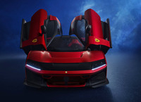 「エンツォ フェラーリ」や「ラ フェラーリ」と同様に跳ね上げ式ドアを持つ「F80」。「ラ フェラーリ」のようなオープントップ仕様が用意されるかどうか、現時点では定かではない。