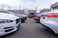 販売される車両は、元デモカーや元社用車がほとんどで、人気のボディーカラーや装備を持つ個体が多いという。