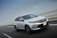 「ハリアー」の駆動方式は、ハイブリッド車が4WDのみで、そのほかはFFと4WDが選べる。