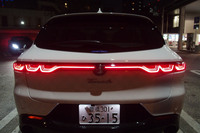 フロントの3連式U字型デイタイムランニングランプと対になる、3連式のLEDリアコンビネーションランプ。遠くからでもひと目で「トナーレ」とわかる個性的なデザインだ。