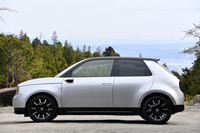 【ホンダeアドバンス】
	ボディーサイズ:全長×全幅×全高=3895×1750×1510mm/ホイールベース:2530mm/車重:1540kg/駆動方式:RWD/モーター:交流同期電動機/最高出力:154PS(113kW)/3497-1万rpm/最大トルク:315N・m(32.1kgf・m)/0-2000rpm/タイヤ:(前)205/45ZR17 88Y XL/(後)225/45ZR17 94Y XL(ミシュラン・パイロットスポーツ4)/一充電最大走行可能距離:259km(WLTCモード)/交流電力量消費率:138Wh/km(WLTCモード)/価格:495万円
	
	【取材時の電費データ】
	テスト距離:268.8km(市街地2:高速道路6:山岳路2)/参考電力消費率:5.1km/kWh(車載電費計計測値)