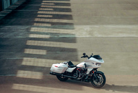 ハーレーダビッドソンが「CVOロードグライドST」を発表 豪華でパワフルな新型クルーザーの画像