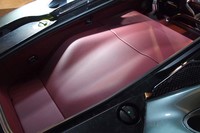 エンジン上部は、容量420リッターの荷室になっている。ガラス張りのリアゲートはルーフ近くにヒンジがあり、後方から前方に向けて開く。ソフトクローズ機能を採用しているほか、オプションで電動式ゲートも選択できる。