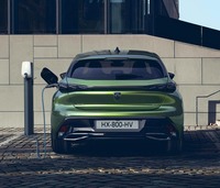 充電時間の目安は、3kWの普通充電で5時間。急速充電には対応していない。