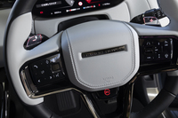 ステアリングホイールは今どきとしては細身のリムが握りやすい。ホーンパッド下の赤いボタンを押すと最もハードなドライブモードの「SV」に切り替わる。