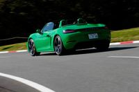 マフラーエンドは2本出し。スポーツエキゾーストシステムの重厚かつ迫力あるサウンドがドライバーを楽しませる。