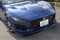 マイナーチェンジで最も大きな変更を受けたのがフロントマスク。縦長だったヘッドランプが横方向に広がるスリムな形状に改められた。