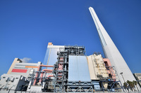 神奈川県横浜市にある磯子火力発電所。最新鋭の設備で環境負荷低減とエネルギー効率向上を世界最高水準で両立したという、コンパクトな都市型石炭火力発電所だ。総出力は120万kW。日本では火力発電の割合が約75%に達している(電気事業連合会2019年データ)。