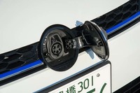 フロントの「VW」エンブレムの裏側には200Vの普通充電用ソケットが備わる。2017年時点で主流の3kW規格のほか、次世代規格と目される6kWの倍速充電にも対応している。