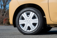 足もとの仕様はグレードによって異なり、標準モデルは14インチのスチールホイールとフルホイールキャップの組み合わせ。「カスタム」は「 ハイブリッドGS」が14インチ、「ハイブリッドXS/ハイブリッドXSターボ」が15インチのアルミホイールとなる。