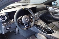 「AMG GT 4ドアクーペ」のインテリア。12.3インチのワイドディスプレイを2枚並べたメーターパネルが目を引く。V8エンジンをモチーフとした、新しいシフトレバーまわりのデザインは、「AMG GTクーペ」(2ドア)のマイナーチェンジモデルにも採用されている。