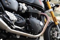 エンジンはクランクシャフトをショート化し新設計のマグネシウムカバーを装着。軽量バッテリーの採用と相まって、6kgのダイエットを実現した。