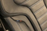 ブルーのステッチで飾られる「Mスポーツシート」。「M」の象徴たるトリコロールのパイピングも目を引く。