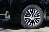 最小回転半径は5.6m。ホイールベースが210mm短い「アルファード/ヴェルファイア」(5.6~5.8m)を思えば、十分な小回り性能だ。