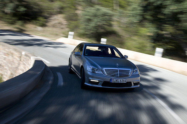 【スペック】S63AMGパフォーマンスパッケージ:全長×全幅×全高=5122×1871×1488mm/ホイールベース=3035mm/車重=2120kg/駆動方式=FR/5.5リッターV8 DOHC32バルブターボ(571ps/5500rpm、91.8kgm/2000-4500rpm)(欧州仕様車)