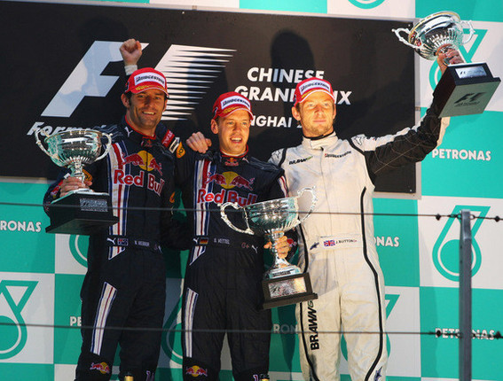 セバスチャン・ベッテル(中央)が今季初優勝。2位マーク・ウェバー(左)とともに、レッドブル初優勝を1-2フィニッシュという最良のカタチで飾った。3位ジェンソン・バトン/ブラウンGPの連勝は「2」でストップ。ブラウンは、長時間の雨のレースで、タイヤに適切な熱を与えられなかったようだ。(写真=Red Bull Racing)