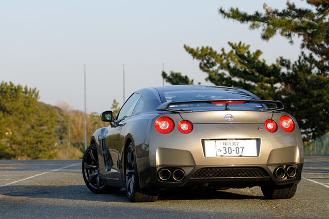 【スペック】全長×全幅×全高=4655×1895×1370mm/ホイールベース=2780mm/車重=1740kg/駆動方式=4WD/3.8リッターV6DOHC24バルブターボインタークーラー付き(480ps/6400rpm、60.0kgm/3200-5200rpm)/価格=834万7500円(テスト車=同じ)