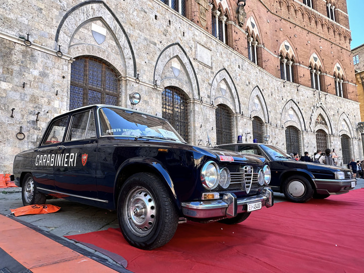 1972年「アルファ・ロメオ・ジュリア スーパー1.6」。カラビニエリ車両の塗色は、1970年代初頭から順次カーキ色から濃紺へと変更されていった。